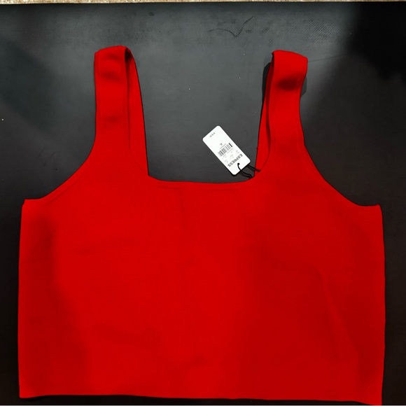 Express Bodycon / Body Contour Cropped
Top in Red. Criss Cross Back. Size XL - Picture 4 of 5
